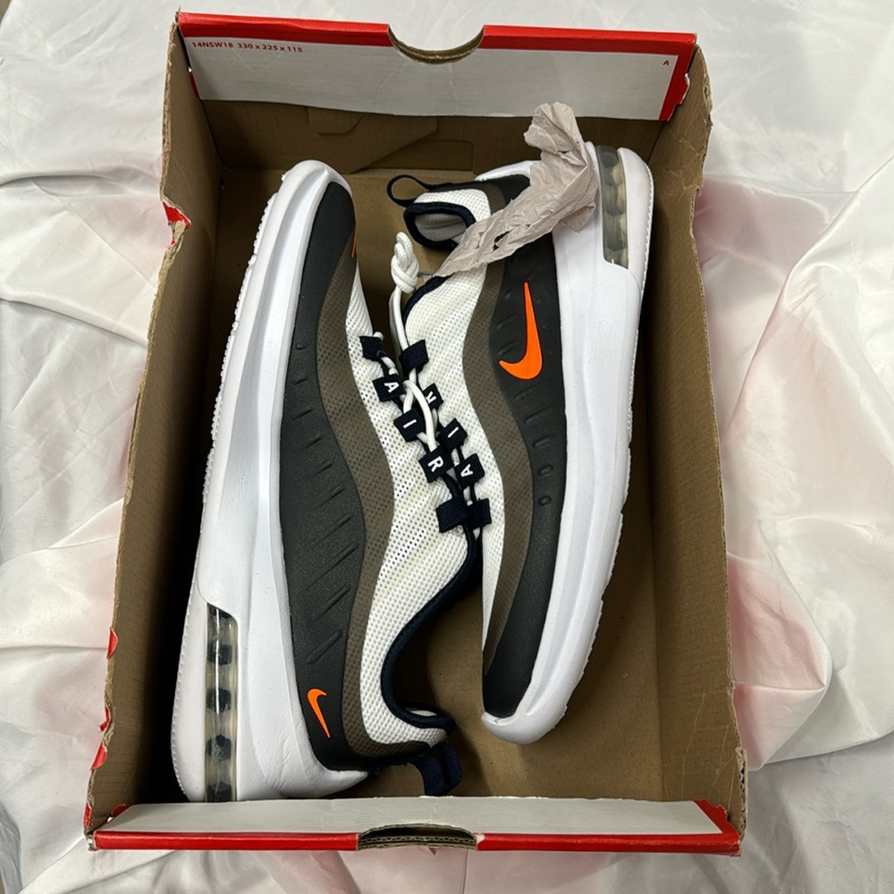 BRAND NEW Nike air Max axis